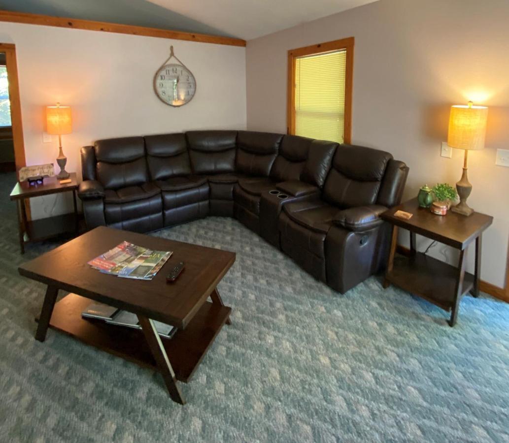 Cedar Creek Cabins #1 - Giant Spa Tub, Large Wooded Porch, Full Kitchen, 1 Bedroom ยูเรกาสปริงส์ ภายนอก รูปภาพ