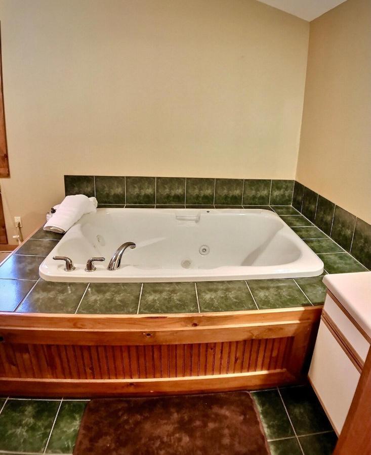 Cedar Creek Cabins #1 - Giant Spa Tub, Large Wooded Porch, Full Kitchen, 1 Bedroom ยูเรกาสปริงส์ ภายนอก รูปภาพ